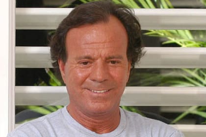 Julio Iglesias, el protagonista de una cadena de memes por el inicio del séptimo mes del año