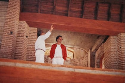 Julio Iglesias durante su visita a la estancia Momentos, en plena construcción.