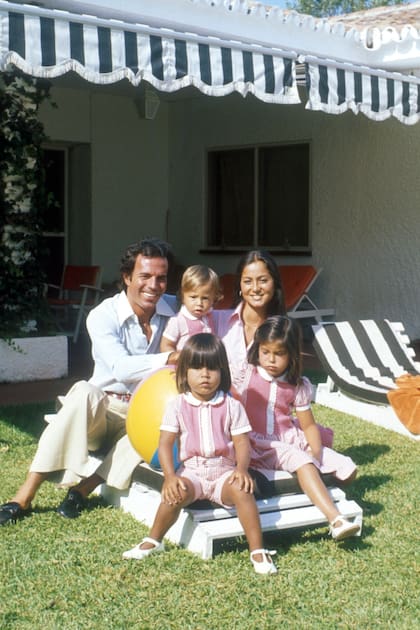 Julio Iglesias e Isabel con su hijo Enrique a upa, en la casa de la familia en Torremolinos, en la Costa del Sol. Sentados más adelante, Julio jr. y Chábeli. Tras el secuestro del padre del cantante, el matrimonio consideró que España no era un lugar seguro para los chicos y los enviaron a Miami para protegerlos. Preysler revela que separarse de ellos fue uno de los momentos más difíciles de su vida