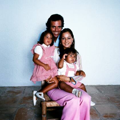 Julio Iglesias en 1974, junto a su entonces esposa Isabel Preysler y sus hijos mayores, Chabeli y Julio José