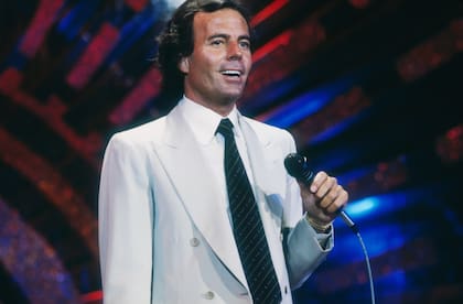 Julio Iglesias en la cumbre de su fama, en 1981, en un show de la TV francesa
