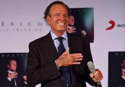 Julio Iglesias enfrenta a la Justicia de España debido a los testimonios de sus exempleadas en su residencia en el Caribe