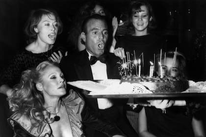 Julio Iglesias soplando las velitas cuando cumplió 40 años acompañado de sus fanáticas entre las que estaba la actriz Ursula Andress 