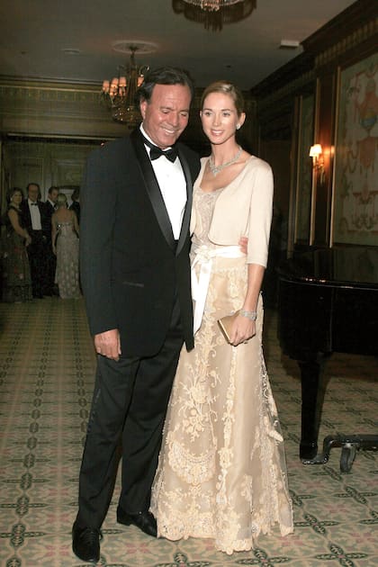 Julio Iglesias y Miranda Rijnsburger en la cena de gala en la que el cantante recibió la medalla de oro del Queen Sofia Spanish Institute de Nueva York, en 2005