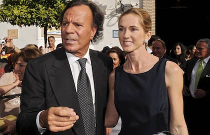 Julio Iglesias y su mujer, la neerlandesa Miranda Rijnsburger. Son padres de Miguel Alejandro (1997), Rodrigo (1999), las gemelas Victoria y Cristina (2001) y Guillermo (2007) Iglesias