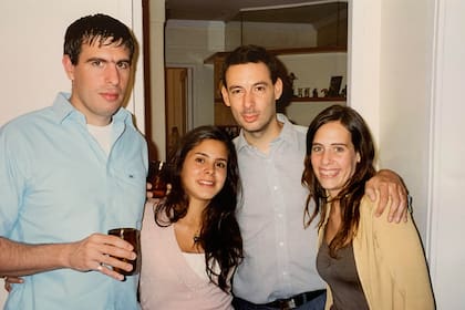 Julio junto con sus hermanos: María, Luciana y Sebastián Ardita