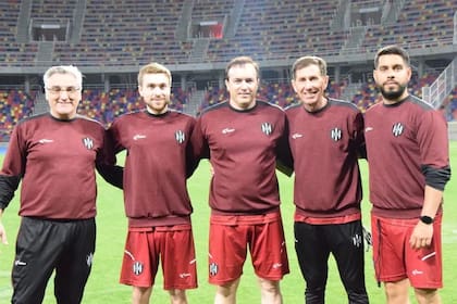 Julio Lamas -el primero de izquierda a derecha- tuvo sus primeros entrenamientos en Central Córdoba con el cuerpo técnico que conforma con Abel Balbo