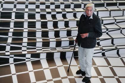 Julio Le Parc cumplirá 90 años el fin de semana pero cree que con reinterpretaciones de sus trabajos está ahora "empezando una nueva carrera"