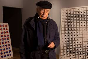 Julio Le Parc en el montaje de su muestra en el MNBA