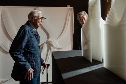 Julio Le Parc, imparable a sus 94 años, en el montaje de la muestra del MACA que abre este viernes