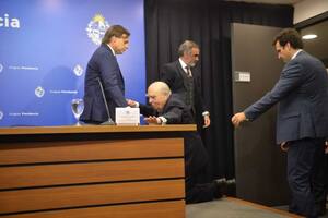 Julio María Sanguinetti se tropezó con un escalón y fue asistido por Luis Lacalle Pou