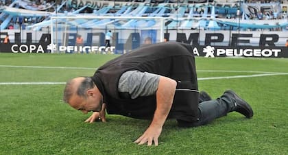 Julio Olarticoechea besa el césped del Cilindro; fue un destacado jugador de Racing en varios ciclos