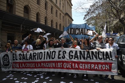 Julio Piumato de la Unión de Empleados de la Justicia de la Nación encabezó la movilización a la Corte Suprema de Justicia en la ciudad de Buenos Aires 