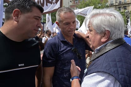 Julio Piumato, jefe del gremio de los judiciales, recibe el apoyo a su reclamo de Cristian Jerónimo y Jorge Sola, miembros del triunvirato de mando de la CGT
