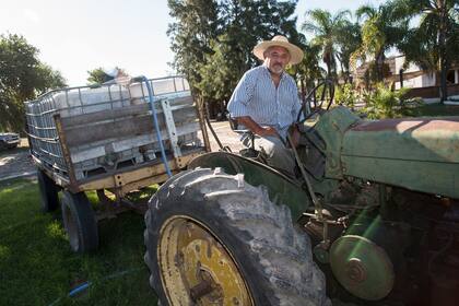 Julio Radosevich hace cuatro viajes por día para dar agua a sus vacas