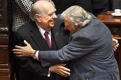 Julio Sanguinetti abraza a Jose Mujica en el Congreso de Uruguay en 2015