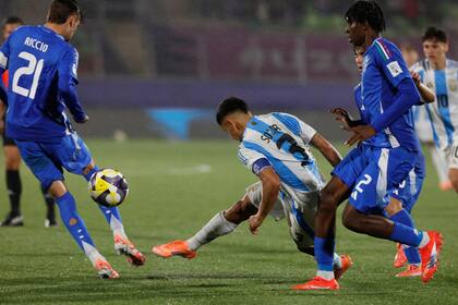 Julio Solar puso una pelota en el travesaño y por una infracción previa contra él no se validó un gol de Italia; Argentina mostró otra faceta, resistió los malos momentos y cerró la noche con una sonrisa.