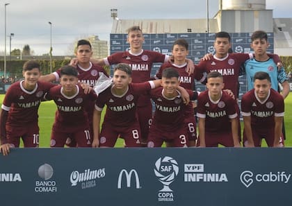 Julio Soler (3), el cuarto de la hilera inferior de izquierda a derecha, compartió equipo en la novena de Lanús con Valentín Carboni (10), el primero de la izquierda, en la fila de abajo