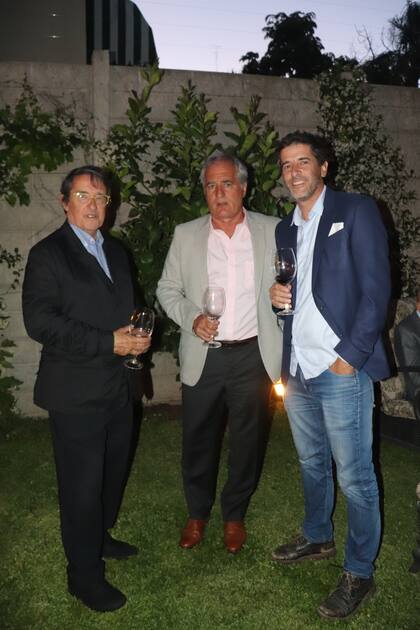 Julio Suaya, Ignacio Amui y Rómulo Suaya en la presentación de Carmela Blanco y el vino homenaje a Enzo Francescoli