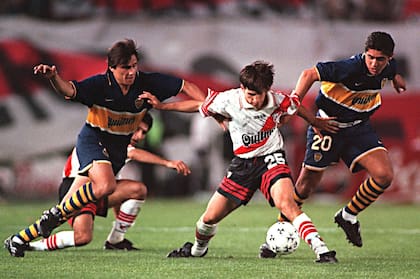 Julio Toresani junto a Riquelme y Placente, en un clásico de octubre de 1997