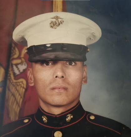 Julio Torres sirvió a la Marina estadounidense durante más de tres años y medio
