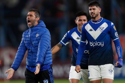 Julio Vaccari celebra una victoria como DT de Vélez, ante Nacional de Uruguay, por la Copa Libertadores 2022