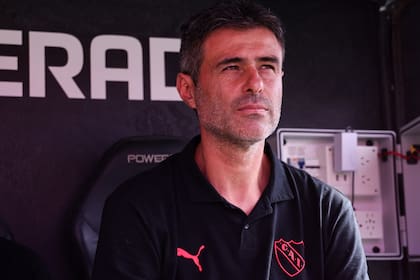 Julio Vaccari, DT de Independiente, buscará derrotar a Atlético Tucumán para quedar puntero en el grupo B