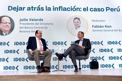 Julio Velarde Flores, presidente del banco central de Perú, entrevistado por el gerente general del banco Galicia, Fabián Kon, en el Coloquio de IDEA