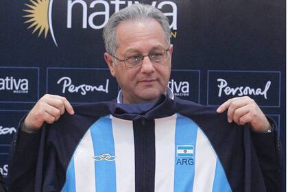 Julio Velasco, en su momento, con el buzo de DT de la Argentina