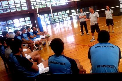 Julio Velasco en su primera práctica con la selección