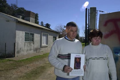 Julio y Maria Ines Aguirre, los padres de Fernanda, en la puerta de su casa de San Benito, Entre Rios, en el 2004