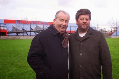 Julio Grondona con uno de sus hijos, Julito, en la cancha de Arsenal, su club.