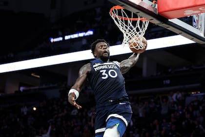 Julius Randle, de Minnesota Timberwolves, ataca el aro con potencia; la franquicia que tiene a Pablo Prigioni como entrenador asistente puede pasar de la Conferencia del Oeste a la del Este.