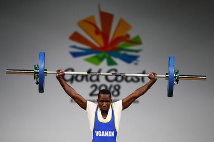 Julius Ssekitoleko, de Uganda, en una imagen de archivo durante la final masculina de levantamiento de pesas de 56 kg en los Juegos de la Commonwealth de Gold Coast 2018 en Australia.