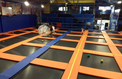 Jump Park propone una increíble pista de camas elásticas