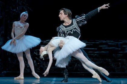 Ledo en el clásico pas de deux de "El lago de los Cisnes"