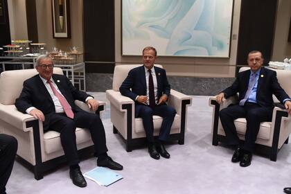 Juncker, Tusk y Erdogan, en una reunión bilateral en 2016 durante la cumbre del G20 en Hangzhou, China