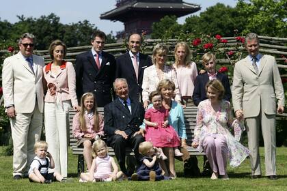 La familia real belga. En la imagen, a la derecha, los reyes actuales, Felipe y Matilde.