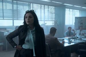 June Hawkins en su papel de policía en Griselda, la nueva serie de Netflix