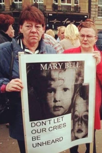June Richardson, la madre de Martiin Brown, en una marcha para exigir que Mary Bell no reciba dinero por narrar cómo cometió el asesinato de su hijo