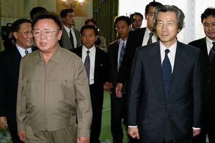 Junichiro Koizumi (derecha), fotografiado con el entonces líder norcoreano Kim Jong-il, fue el primer líder japonés en visitar Corea del Norte desde la Segunda Guerra Mundial
