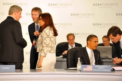 La expresidenta Cristina Kirchner dialoga con Stephen Harper, el exprimer ministro de Canadá