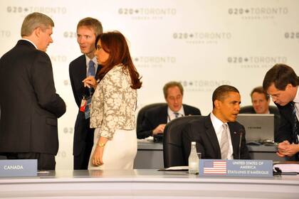 La expresidenta Cristina Kirchner dialoga con Stephen Harper, el exprimer ministro de Canadá 