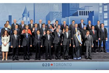 Los líderes de los países del G20 posan para la foto de familia de la cumbre del G20, en Toronto, Canadá