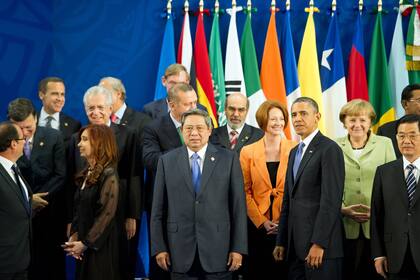 Los líderes de las principales economías del G20 posan para una foto de familia en el centro de convenciones de Los Cabos, México, el 18 de junio de 2012