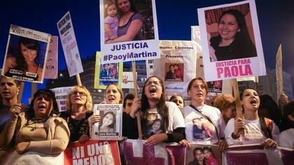 Junio 2015: en Córdoba, Maru Acosta (centro) pide justicia por el asesinato de su hermana Paola y el intento de asesinato de Martina, la hija de Paola
