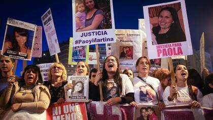 Junio 2015: en Córdoba, Maru Acosta (centro) pide justicia por el asesinato de su hermana Paola y el intento de asesinato de Martina, la hija de Paola