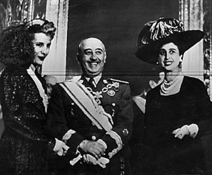 Junio de 1947: Eva Perón, Franco y su esposa, Carmen Polo, durante la visita a España de la mujer del presidente argentino