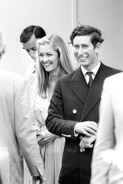 Junio de 1975. El entonces príncipe Carlos y lady Penny en Guards Polo Club.
