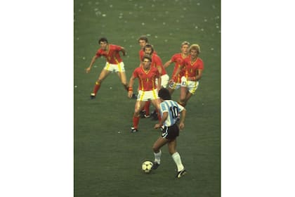 Junio de 1982: "Una imagen que perpetuó su reputación de jugador intrépido y singularmente hábil en su debut en la Copa del Mundo de 1982. Su perspectiva comprimida hace que parezca que está en juego abierto, pero en realidad está entre la muralla belga cuando ésta se deshizo tras un tiro libre ejecutado en corto".